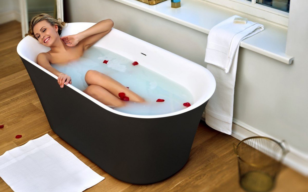 Aquatica Tulip Freistehende Badewanne aus Kunststein AquateX™ – Außen Schwarz, Innen Weiß picture № 0